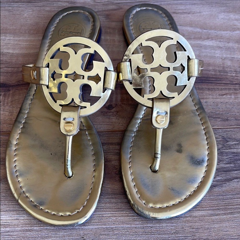 Pre-owned Tory Burch Miller Thong Flat Sandals Sz 8 Gold Metallic Leather Logo
